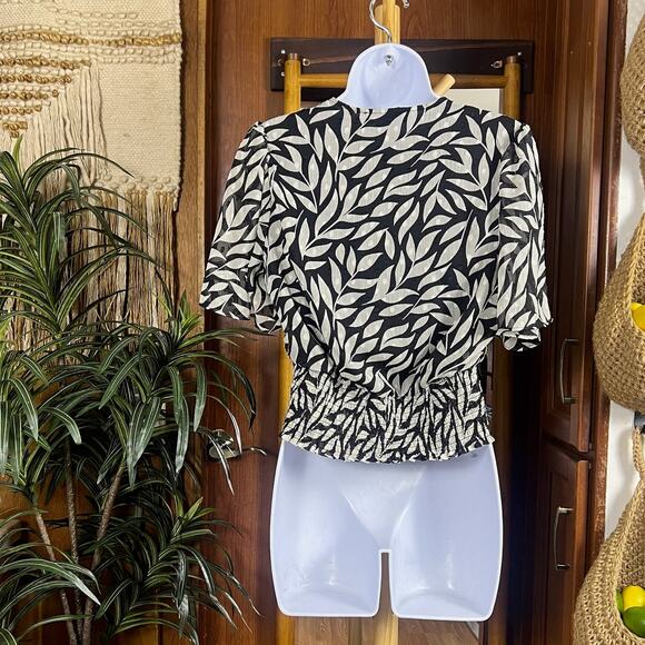 Monochrome Palm Print Flutter Sleeve Blouse S | Black Ivory Resort Editorial Top - Picture 2 of 12